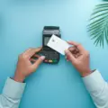 Carte de débit ou carte de crédit : comment faire le bon choix pour optimiser votre gestion financière au quotidien ?